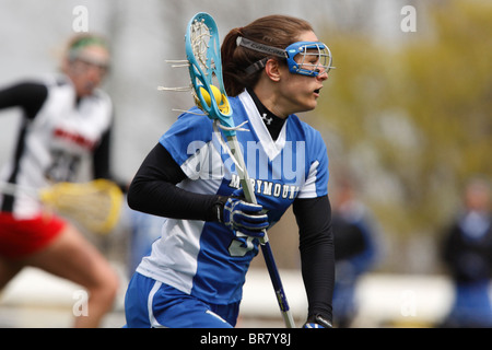 Ein Marymount University Spieler auf den Angriff gegen die katholische Universität in einem College-Lacrosse-Spiel 11. April 2007. Stockfoto