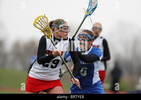 Katholische Universität Spieler auf den Angriff als Marymount University Spieler verteidigt in einem College-Lacrosse-Spiel 11. April 2007. Stockfoto