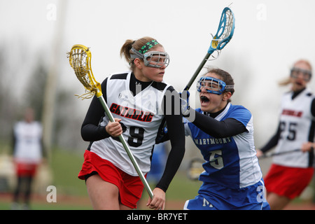 Katholische Universität Spieler auf den Angriff als Marymount University Spieler verteidigt in einem College-Lacrosse-Spiel 11. April 2007. Stockfoto