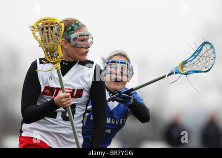 Katholische Universität Spieler auf den Angriff als Marymount University Spieler verteidigt in einem College-Lacrosse-Spiel 11. April 2007. Stockfoto