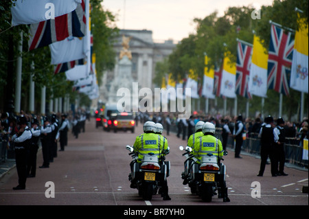 Heiliger Vater, übergibt Papst Benedict XVI über die Mall, London im Rahmen seines Staatsbesuchs in England und Schottland. Stockfoto