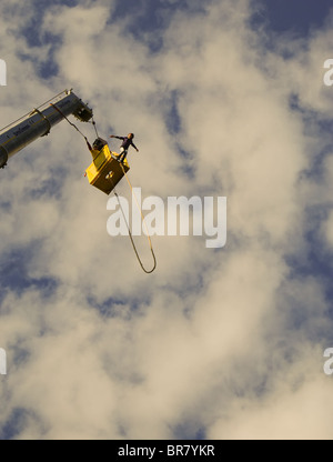 Das junge Mädchen auf Bungee springen Stockfoto