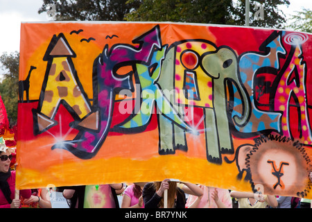 Tiere in Alphabet Illustrationen   handbemaltes Banner African; People of in Perths 800 Feiern   Karnevalsparade zur Feier des 5.. Geburtstages der Perth Concert Hall  Perthshire, Schottland, Großbritannien Stockfoto