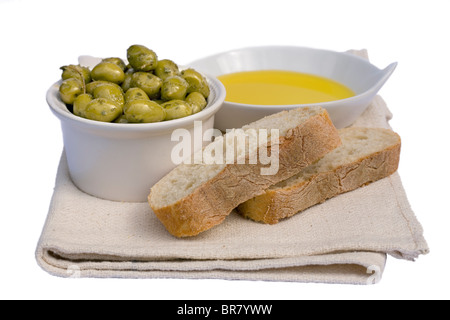 Italienisches Brot mit grünen Oliven und Olivenöl Stockfoto
