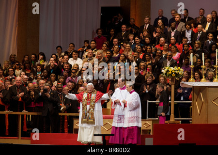 Papst Benedict XVI führt Masse bei der Hyde-Park-Rallye während seiner päpstlichen Tour von Großbritannien 2010 Stockfoto