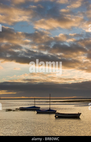 Boote am Wattenmeer am späten Nachmittag, Leigh on Sea, Essex Stockfoto