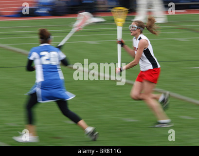 Katholische Universität Spieler auf den Angriff als Marymount University Spieler verteidigt in einem College-Lacrosse-Spiel 11. April 2007. Stockfoto