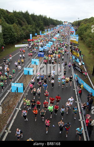 30. GREAT NORTH RUN 2010 Start Linie Welten größte laufen / halb Marathon Newcastle nach South Shields 54.000 Läufer Stockfoto