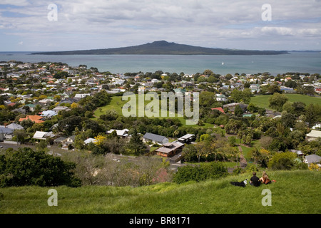 Mit Blick auf die vulkanische Insel Rangitoto in Auckland Bay aus Mt Victoria, New Zealand. Stockfoto