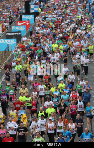 30. GREAT NORTH RUN 2010 Start Linie Welten größte laufen / halb Marathon Newcastle nach South Shields 54.000 Läufer Stockfoto