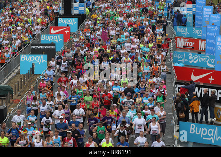 30. GREAT NORTH RUN 2010 Start Linie Welten größte laufen / halb Marathon Newcastle nach South Shields Stockfoto