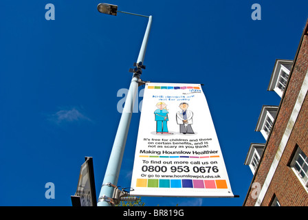 Straße Poster von Hounslow Rat befürwortet den Einsatz von nhs Zahnärzte auf Chiswick High Road, West London, england Stockfoto