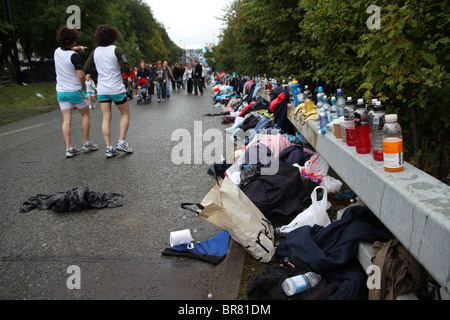 30. GREAT NORTH RUN 2010 Linie Welten größte starten / Halbmarathon ausrangierte Flaschen und Kleidung Stockfoto