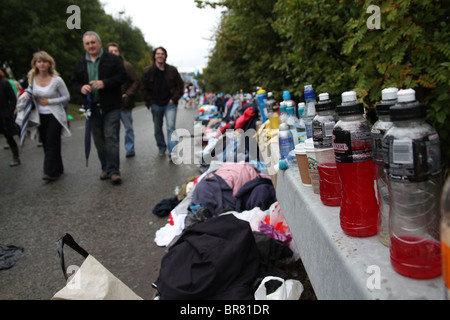 30. großer Norden laufen 2010 Startlinie Newcastle Zentrale Autobahn nach South Shields Wasserflaschen und Kleidung zu Beginn links Stockfoto