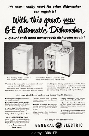 Amerikanische Zeitschrift schwarz / weiß Anzeige für General Electric Geschirrspülmaschine um 1950 Stockfoto