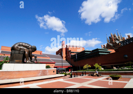 Die britische Bibliothek-Innenhof mit Statue von Isaac Newton, Euston Road, London, England, UK Stockfoto