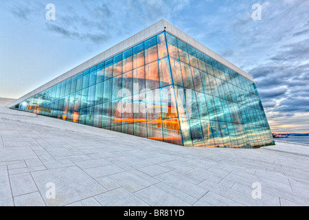 Den Norske Opera & Ballett: Die norwegische Nationaloper in Oslo. Von der norwegischen Architektur feste Snøhetta entworfen. Stockfoto