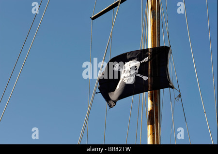 Totenkopf Flagge auf kleinen Boot Seitensprung gegen einen blauen Himmel England uk Stockfoto