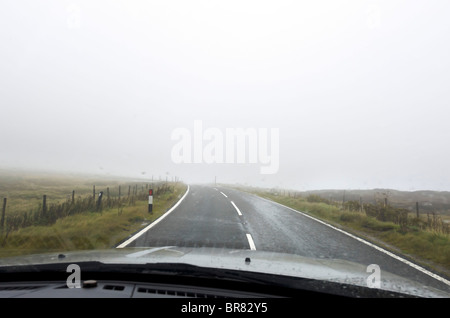Fahren im Nebel und Regen am oberen Rand der Pennines in der Nähe von Holmfirth, West Yorkshire, England, UK Stockfoto