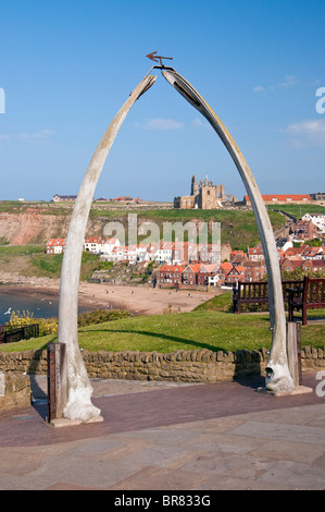 Walknochen mit Blick auf den Hafen und die Abtei in Whitby an der Ostküste Englands in North Yorkshire Stockfoto