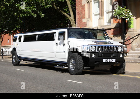 Ein Hummer Stretchlimousine auf einer Straße in U.K. Stockfoto