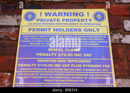 Ein Rad spannen Warnschild auf einem privaten Parkplatz in einer Stadt, U.K. Stockfoto