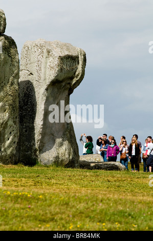 Touristen besuchen das Stonehenge Stein Kreis auf Salisbury Plain in Wiltshire, England, UK Stockfoto