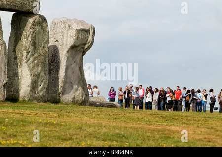 Touristen besuchen das Stonehenge Stein Kreis auf Salisbury Plain in Wiltshire, England, UK Stockfoto