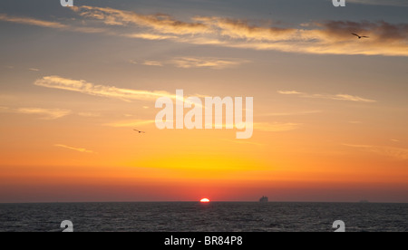 Sonnenaufgang über den Ärmelkanal von Dover, Blick nach Osten Stockfoto