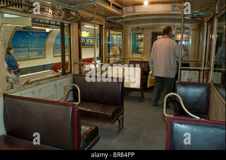 Paris, Frankreich, Paris Metro, Menschen im Inneren, Besuch der historischen Stadtbahn 'journee de patrimoine' Stockfoto