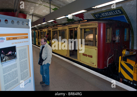 Paris Metro, Leute im Bahnsteig Porte de Ver-Sailles Station, Besuch des antiken Zuges „Journees du patrimoine“ Mann, der Poster liest, Vintage-Redaktion Stockfoto