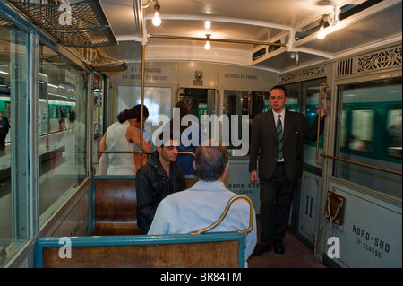 Paris, Frankreich, Paris Metro, Menschen in historischen Zug 'Journees du Patrimoine' PATRIMOINE JOURNEES, historische Metropole Stockfoto