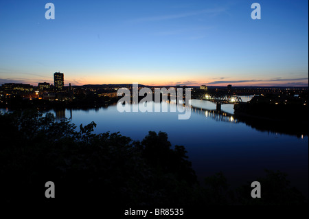 Blick vom Parliament Hill in Ottawa River und Alexandra Bridge, Ottawa Ontario Kanada Stockfoto