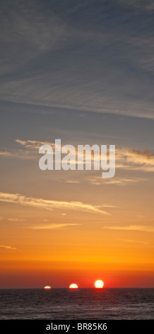 Aufgehenden Sonne über Meer, composite, schrittweise drei Positionen der Sonne am Horizont Stockfoto