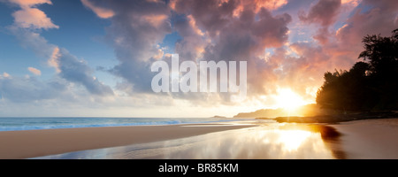 Sonnenaufgang bei Ebbe am Secret Beach. Kauai, Hawaii. Stockfoto