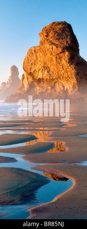 Meer-Stacks und Ebbe Pools an Samuel H. Boardman State Scenic Korridor reflektiert. Oregon Stockfoto