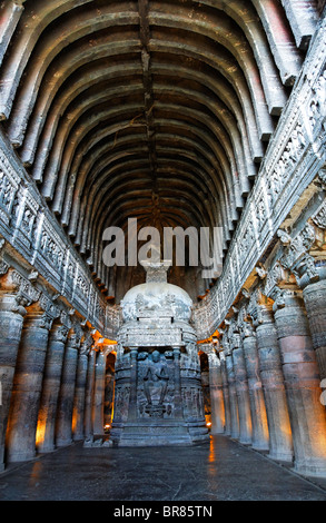 Geformte Höhle innen, Ajanta Höhlen, Bundesstaat Maharashtra, Indien Stockfoto