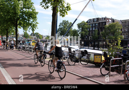 Fahrräder warten in Amsterdam, Niederlande Stockfoto