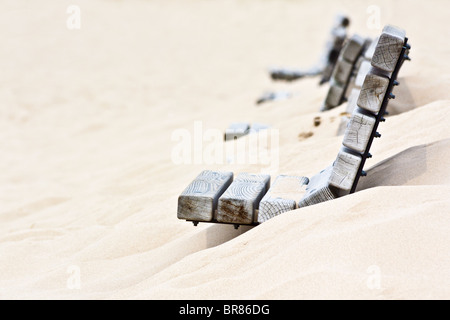 Ein Sandstrand mit leeren Holzbänken in Michigan MI USA US-Küste von oben aus Sicht von oben, niemand horizontaler Hochauflage Stockfoto