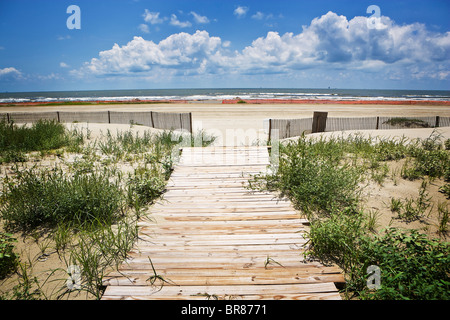 Ein kleinen Holzsteg führt zu einem geschlossenen Strand an der Golfküste. Stockfoto