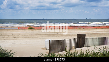 Ein kleinen Holzsteg führt zu einem geschlossenen Strand an der Golfküste. Stockfoto