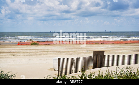 Ein kleinen Holzsteg führt zu einem geschlossenen Strand an der Golfküste. Stockfoto