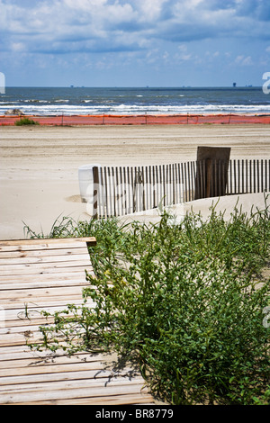 Ein kleinen Holzsteg führt zu einem geschlossenen Strand an der Golfküste. Stockfoto