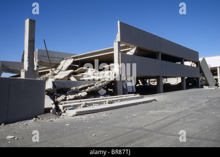 San Fernando-Erdbeben Sylmar 6.6 Richter Skala 1971 Schaden reduzieren Gebäude parken Struktur Notfall Temblor schütteln Riss Stockfoto