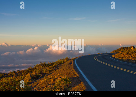 Eine atemberaubende Sicht auf den Himmel bei Sonnenaufgang auf dem Weg an die Spitze des Vulkans Haleakala. Maui, Hawaii Stockfoto