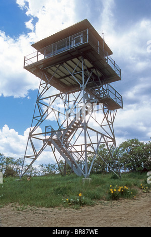Suche Uhr Wache ein Lauffeuer Wald sicher Sicherheit hohe hohen Turmberg Feuer sehen, Sichtweite alert Notfall Ranger warnen Stockfoto