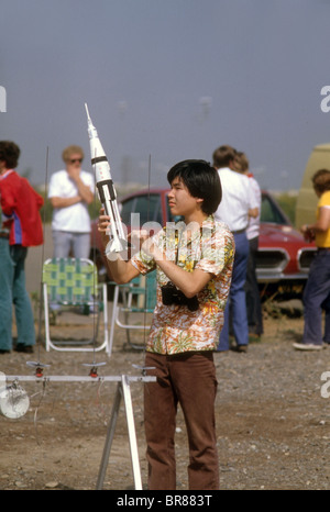 Modell Rakete Hobby Spaß Erholung junge Sohn Vater sicher Sicherheit Fallschirm Wiederverwendung Fliege auf 1000 Meter 3000 Fuß Sport Motor Start Stockfoto