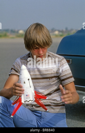 Modell Rakete Hobby Spaß Erholung junge Sohn Vater sicher Sicherheit Fallschirm Wiederverwendung Fliege auf 1000 Meter 3000 Fuß Sport Motor Start Stockfoto