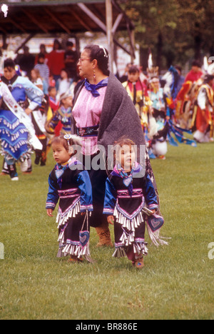 American Indian native Kostüm Tanzveranstaltung konkurrieren stolz stolzer Kultur Geschichte kulturelle Volksgruppe Familie Kind Stockfoto