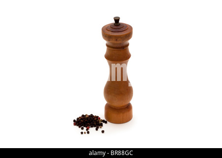 Aus Holz Pfeffermühle mit gemischten ganze Pfefferkörner auf weißem Hintergrund Stockfoto